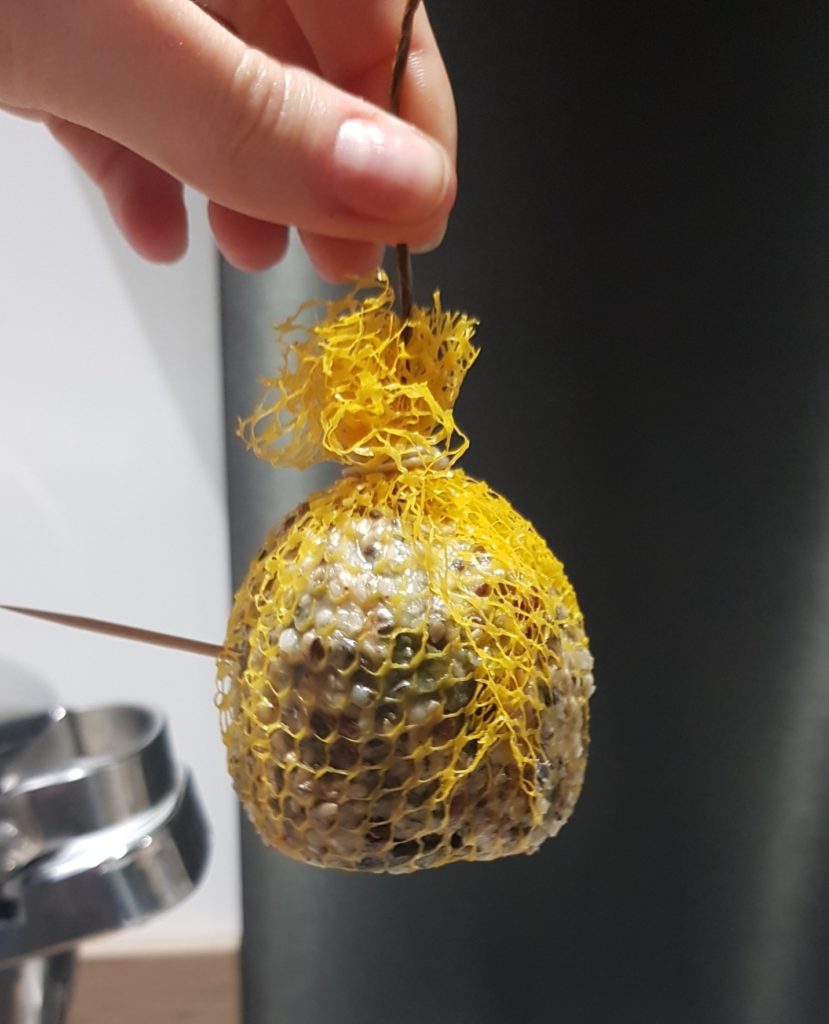 Comment Attacher Une Boule De Graisses Pour Oiseaux KGEXP — free download